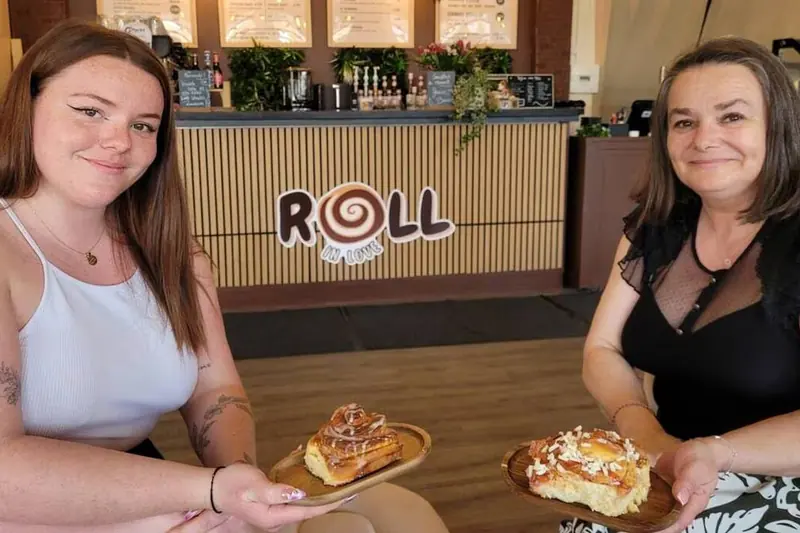 Nelly et Héloïse, les deux fondatrices, attablées dans le salon devant le comptoir Roll in Love