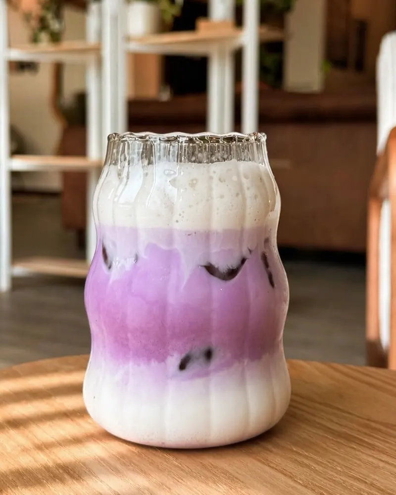 Ubé latte glacé dans un verre bulle, dégradé violet et blanc